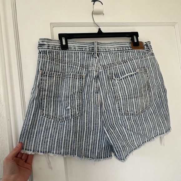 American Eagle 90’s Boyfriend Short ⭐️ (2/$40) - Picture 3 of 5